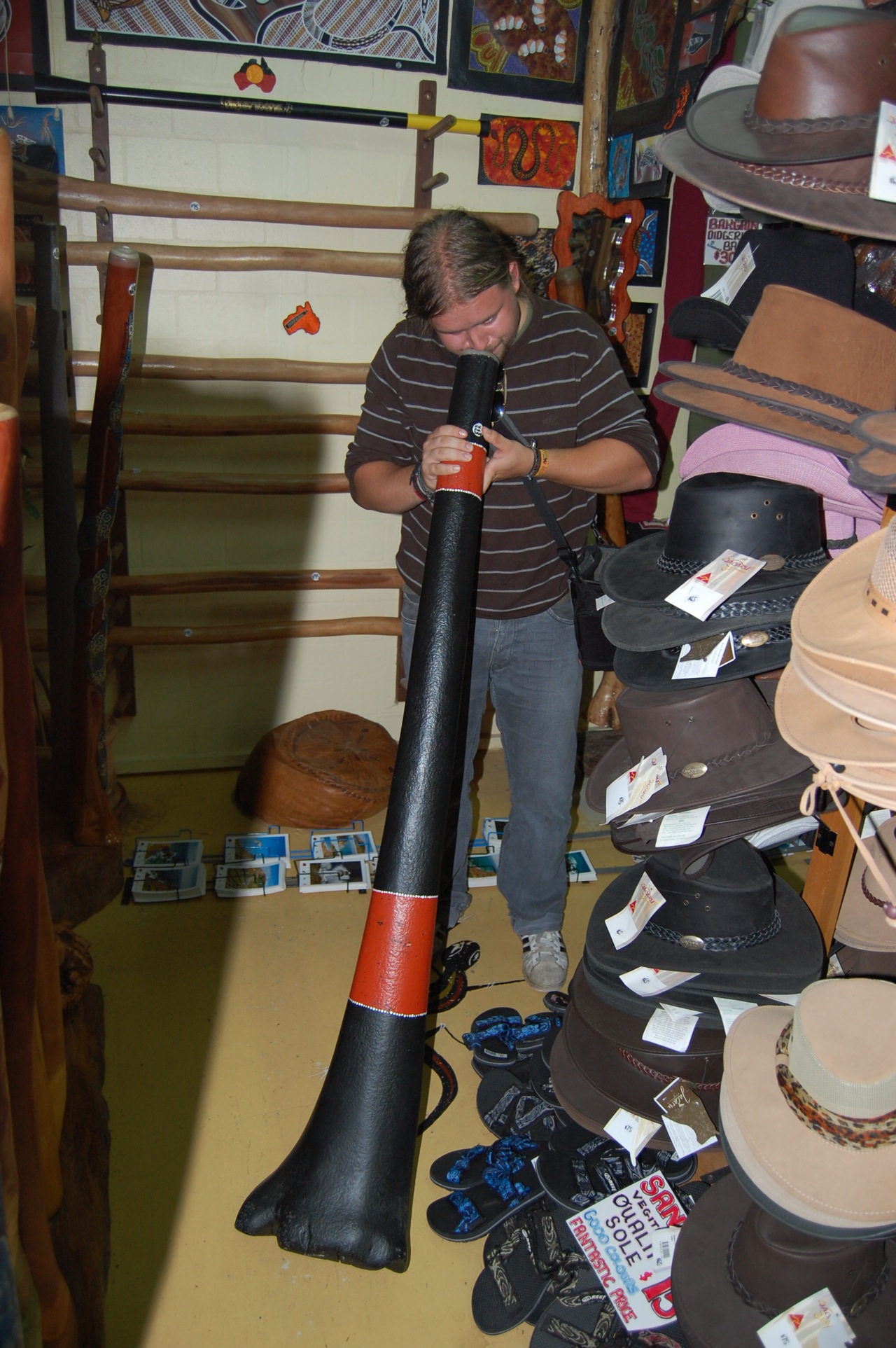 DSC_9937 Janez testira didgeridoo.