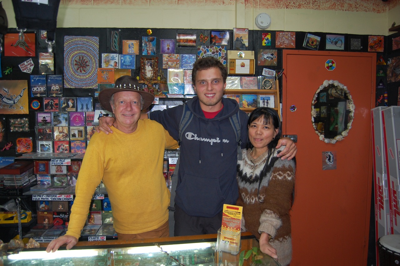 DSC_9941 Kupec dneva se fotografira s prodajalcema.